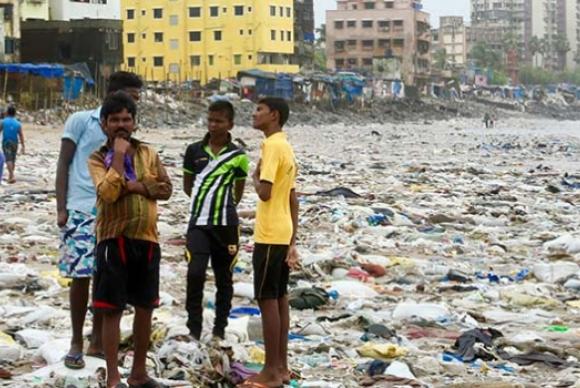Em alguns lugares do mundo a poluição por plásticos é simplesmente catastrófica, como nesta praia em Mumbai, na Índia